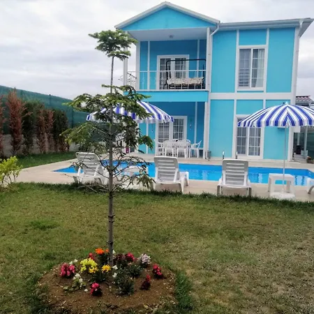 빌라 Villaferhat Mavi *